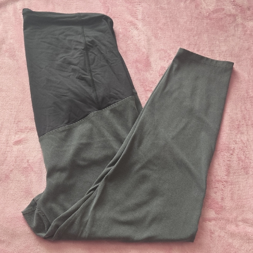 Ingrid & Isabel Gray And Black 7/8 Length Maternity Leggings